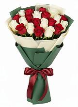 Букет Микс из красных и белых роз в Заветном Ростовской области