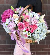 Цветочная композиция из Розы, Хризантемы, Пионы и Лизиантусы в корзине в Заветном Ростовской области