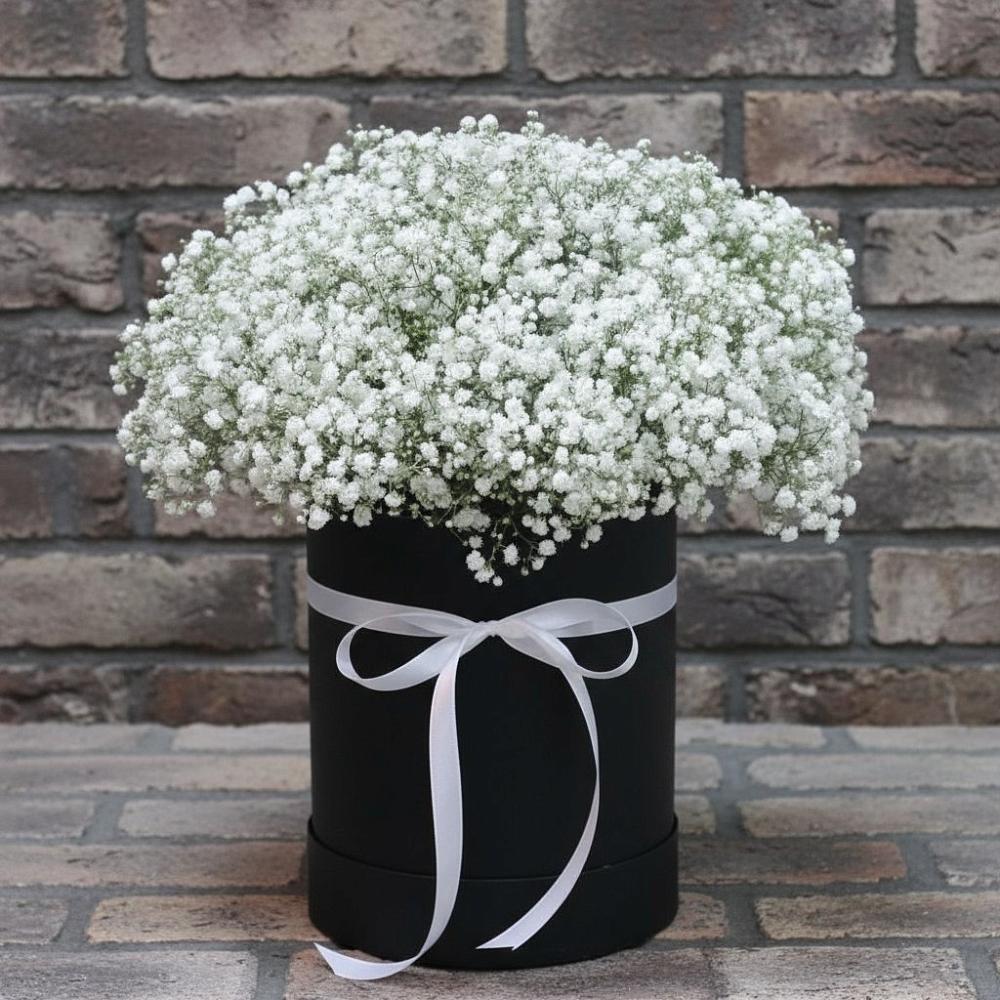 Цветочная композиция из Гипсофила в шляпной коробке в Заветном Ростовской области