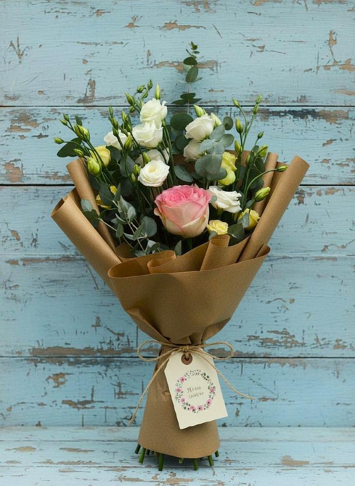 Букет цветов из: Розы и Лизиантусы в Заветном Ростовской области