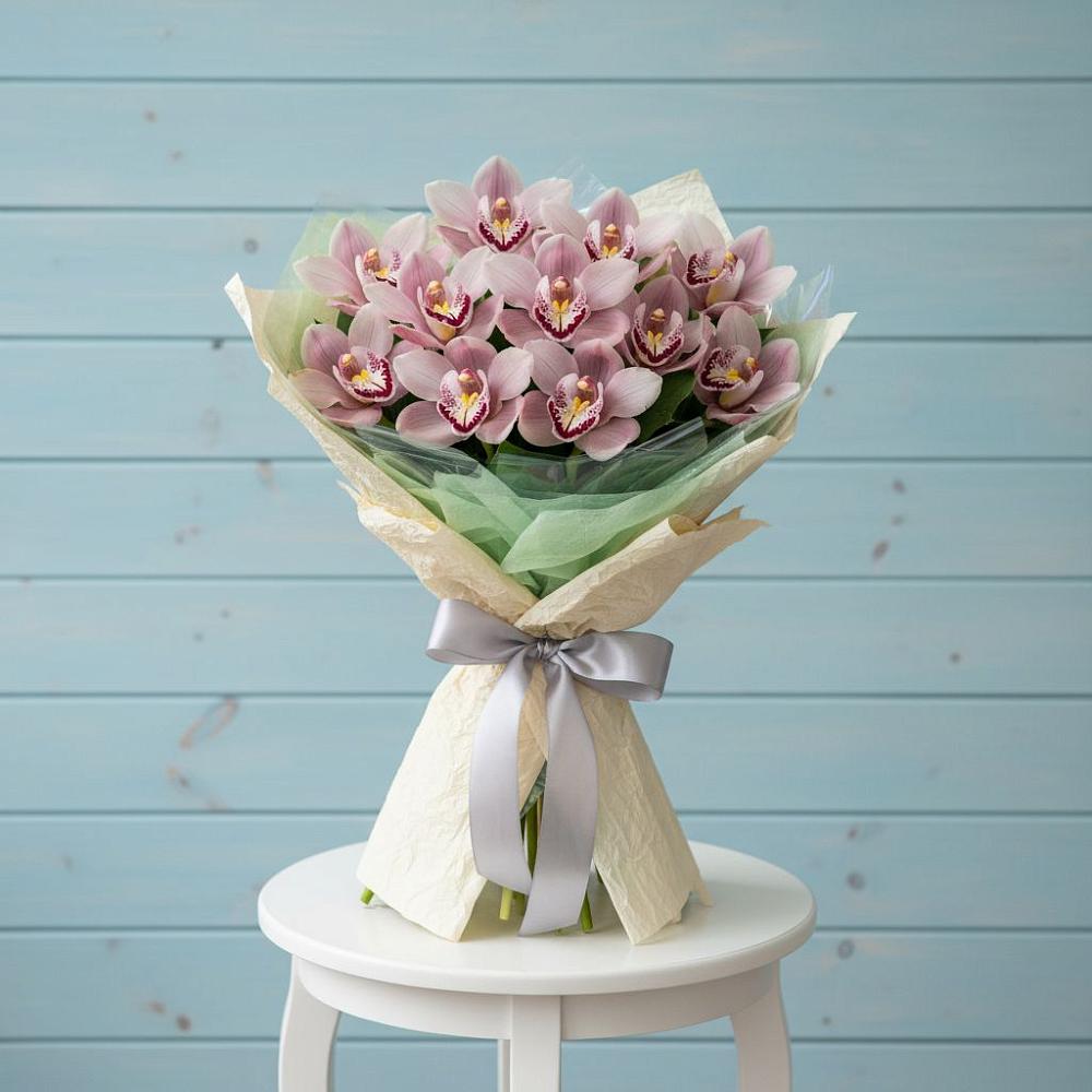 Букет цветов из: Орхидеи и Розы в Заветном Ростовской области