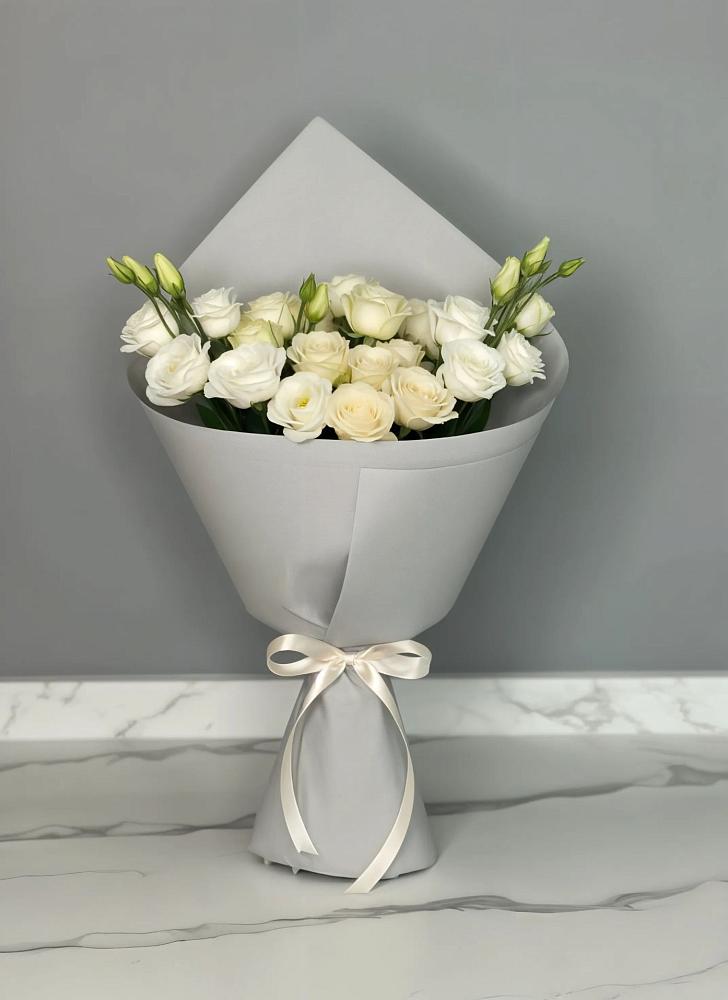 Букет цветов из: Розы и Лизиантусы в Заветном Ростовской области