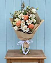 Букет цветов из:  Альстромерии, Лизиантусы, Розы и Хризантемы в Заветном Ростовской области