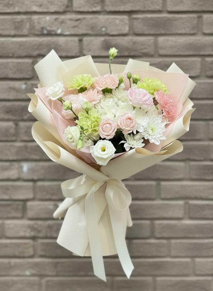 Букет цветов из: Гвоздики, Розы, Лизиантусы и Хризантемы в Заветном Ростовской области