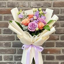 Букет цветов из:  Лизиантусы и Розы в Заветном Ростовской области