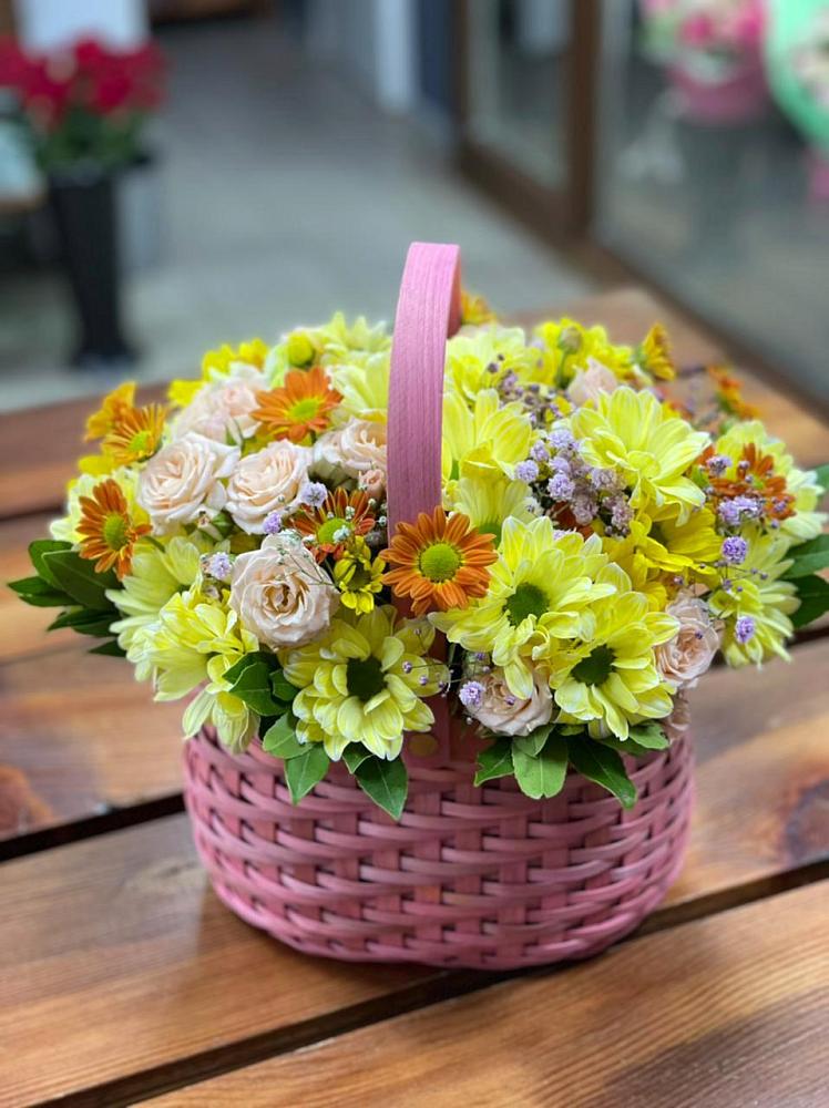 Цветочная композиция из Хризантемы и Розы в корзине в Заветном Ростовской области