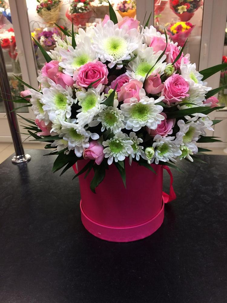 Цветочная композиция из Розы и Хризантемы в шляпной коробке в Заветном Ростовской области