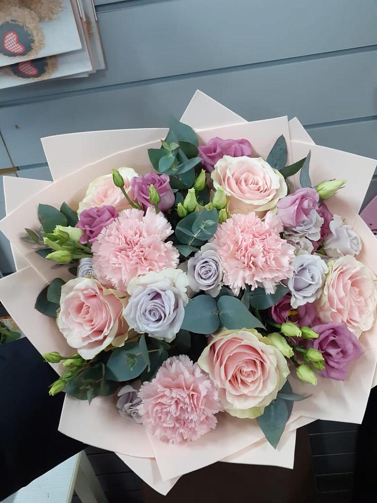 Букет цветов из: Розы, Гвоздики и Лизиантусы в Заветном Ростовской области