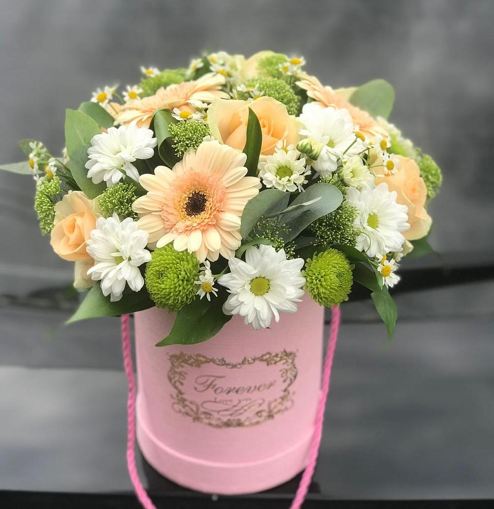 Цветочная композиция из Розы, Герберы и Хризантемы в шляпной коробке в Заветном Ростовской области